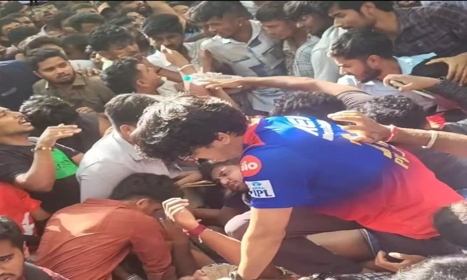 రాయల్ చాలెంజర్స్ బెంగళూరు యాజమాన్యంపై కేసు నమోదు