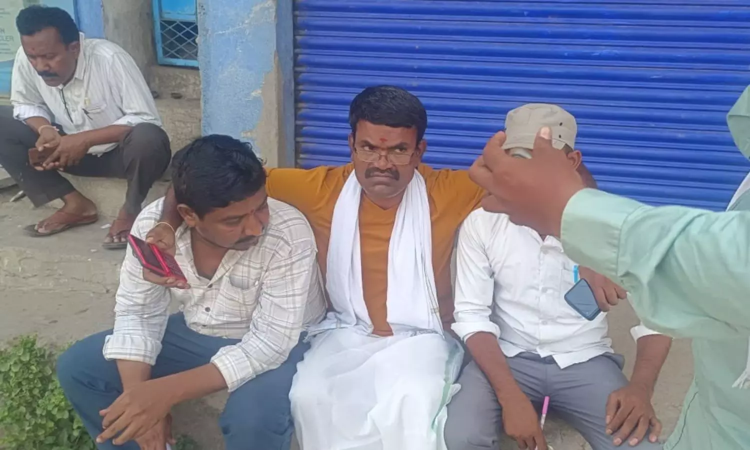 మరువేషంలో పోలీసులు.. దళారులు ఎలా దొరికారంటే? మరువేషంలో పోలీసులు.. దళారులు ఎలా దొరికారంటే?