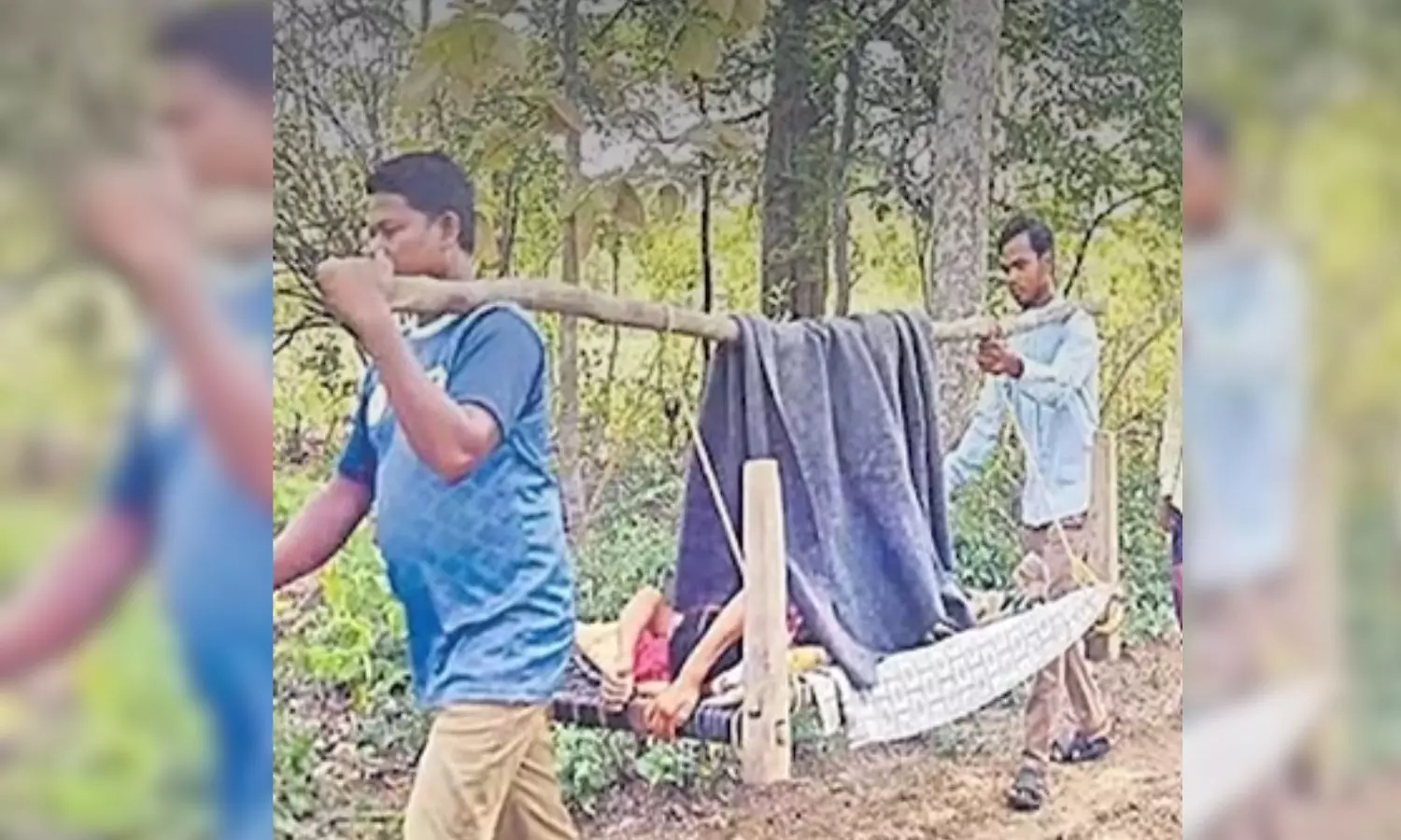 గర్భిణిని 3 కిలోమీటర్లు మోసుకెళ్లి ఆసుపత్రిలో చేర్చారు