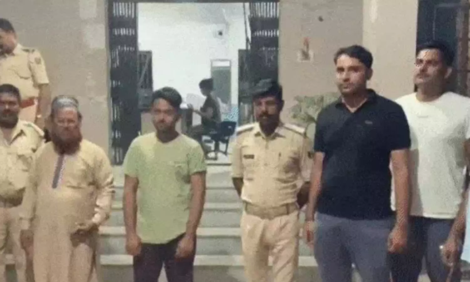 వినయ్ నర్వాల్ భార్య ఫేక్ పోస్టులు చేస్తూ దొరికిపోయారు