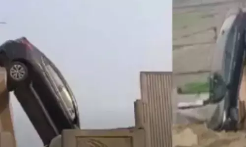 గూగుల్ ని నమ్ముకుంటే కారు గాల్లో తేలింది!!