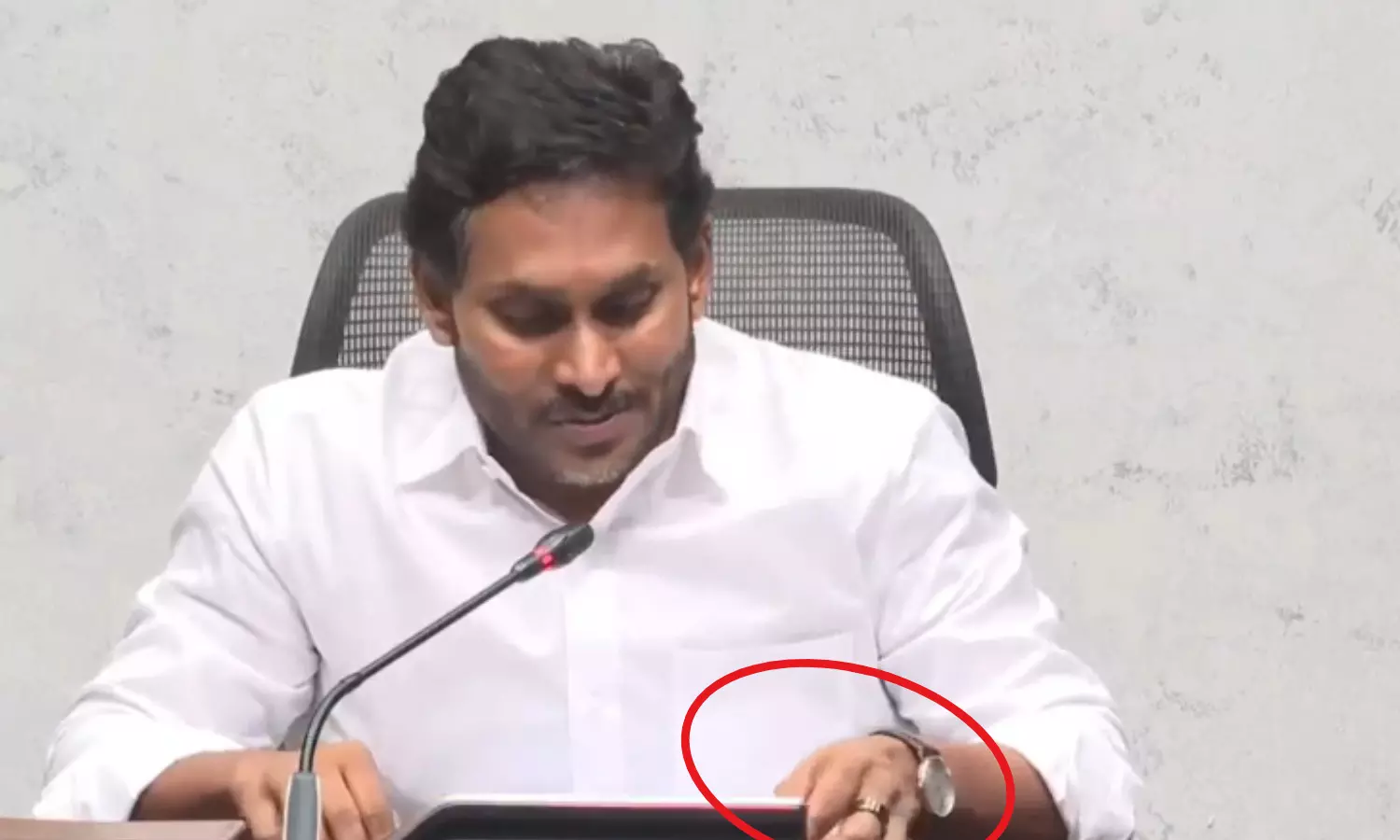 new ring, hand,  ys jagan, ycp chief