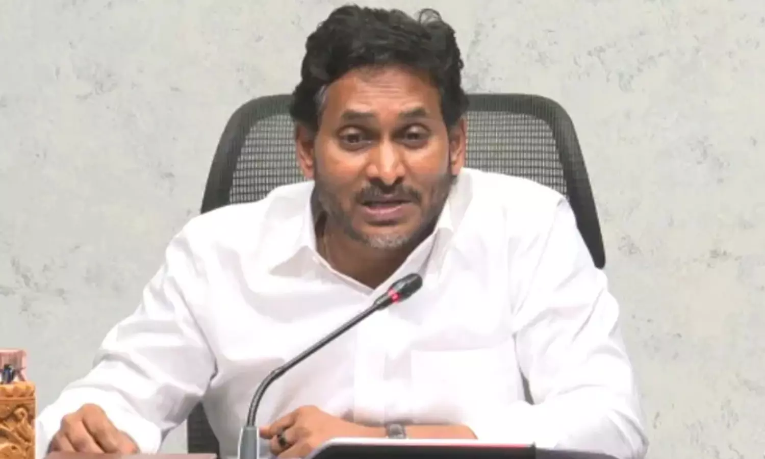 ys jagan, ycp chief , arrive, tadepalli