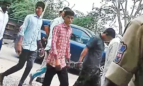 ఇథనాల్‌ పరిశ్రమ వద్దన్న రైతులకు సంకెళ్లు.. పోలీసులు సస్పెండ్