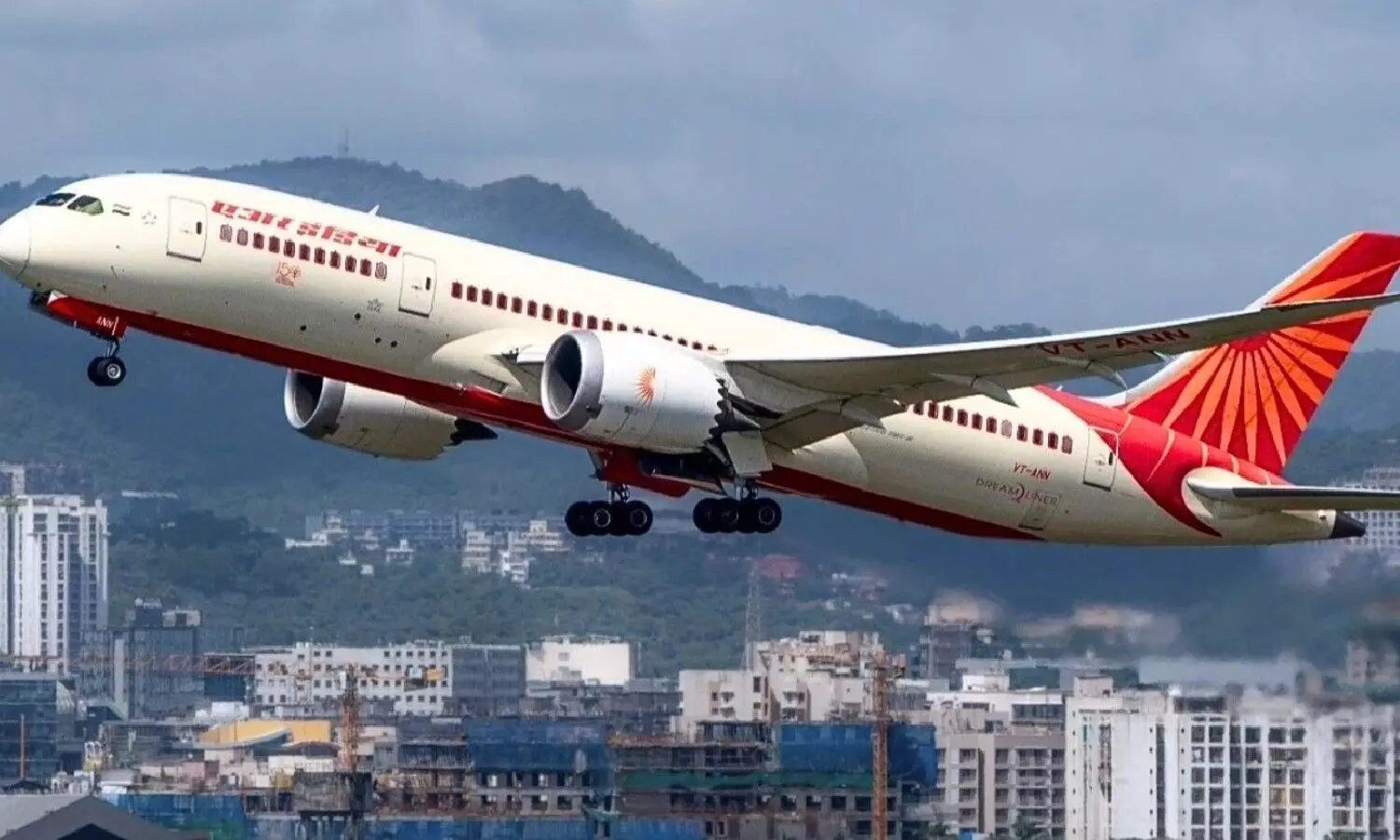 Air India: ఎయిర్ ఇండియా విమానాల్లో ఏమి జరుగుతోంది? Air India: ఎయిర్ ఇండియా విమానాల్లో ఏమి జరుగుతోంది?