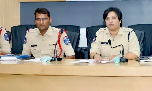 టాస్ ఎవరు గెలుస్తారో కూడా చెప్తామంటారు.. హైదరాబాద్ అడ్డాగా!!