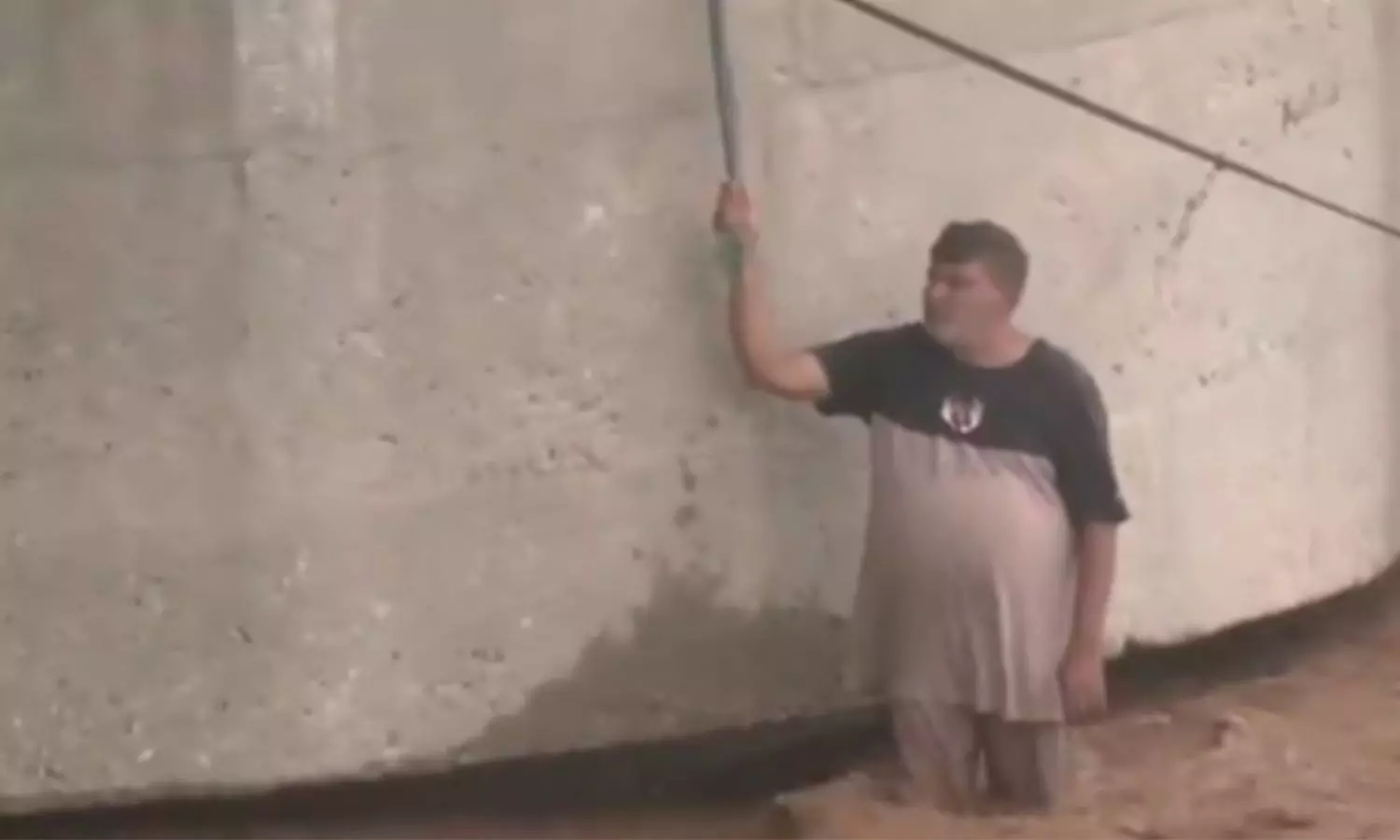 జమ్మో నదిలో చిక్కుకుపోయి