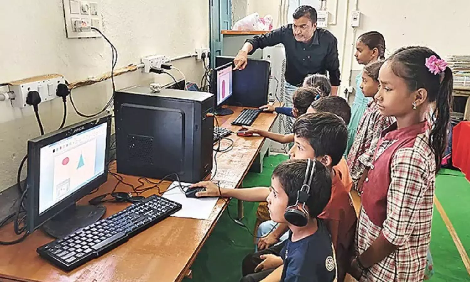 భావితరాల భవిష్యత్తును మారుస్తున్న మాస్టర్లు భావితరాల భవిష్యత్తును మారుస్తున్న మాస్టర్లు