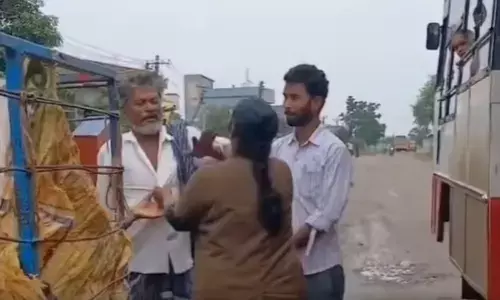 చిల్లర కోసం గొడవ.. చేయి చేసుకున్న మహిళా కండక్టర్