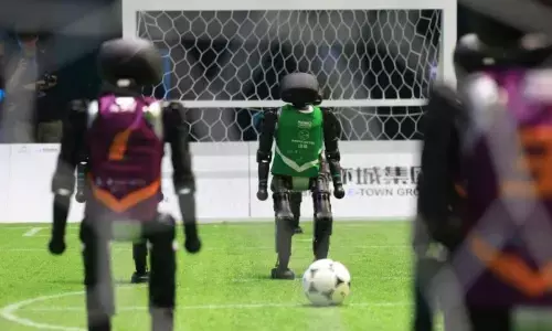 ఎంచక్కా.. ఫుట్ బాల్ ఆడేస్తున్న రోబోలు