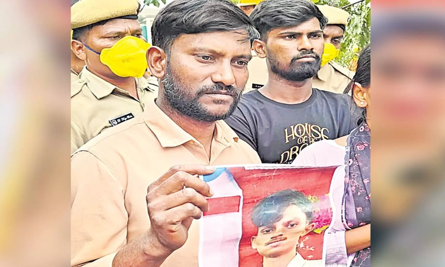 ఉద్యోగం వచ్చిందని మూడు రోజుల కిందట సందడి ఉద్యోగం వచ్చిందని మూడు రోజుల కిందట సందడి