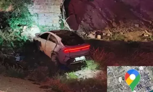 గూగుల్‌ మ్యాప్స్ సాయం వాగులో కారు