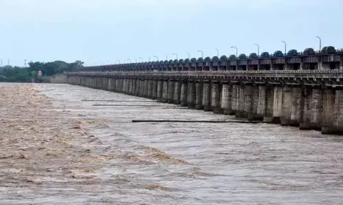 heavy rains, flood water, increasing, odavari river