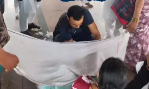 హెయిర్‌ క్లిప్పు, కత్తితో ప్లాట్‌ఫాంపైనే ప్రసవం