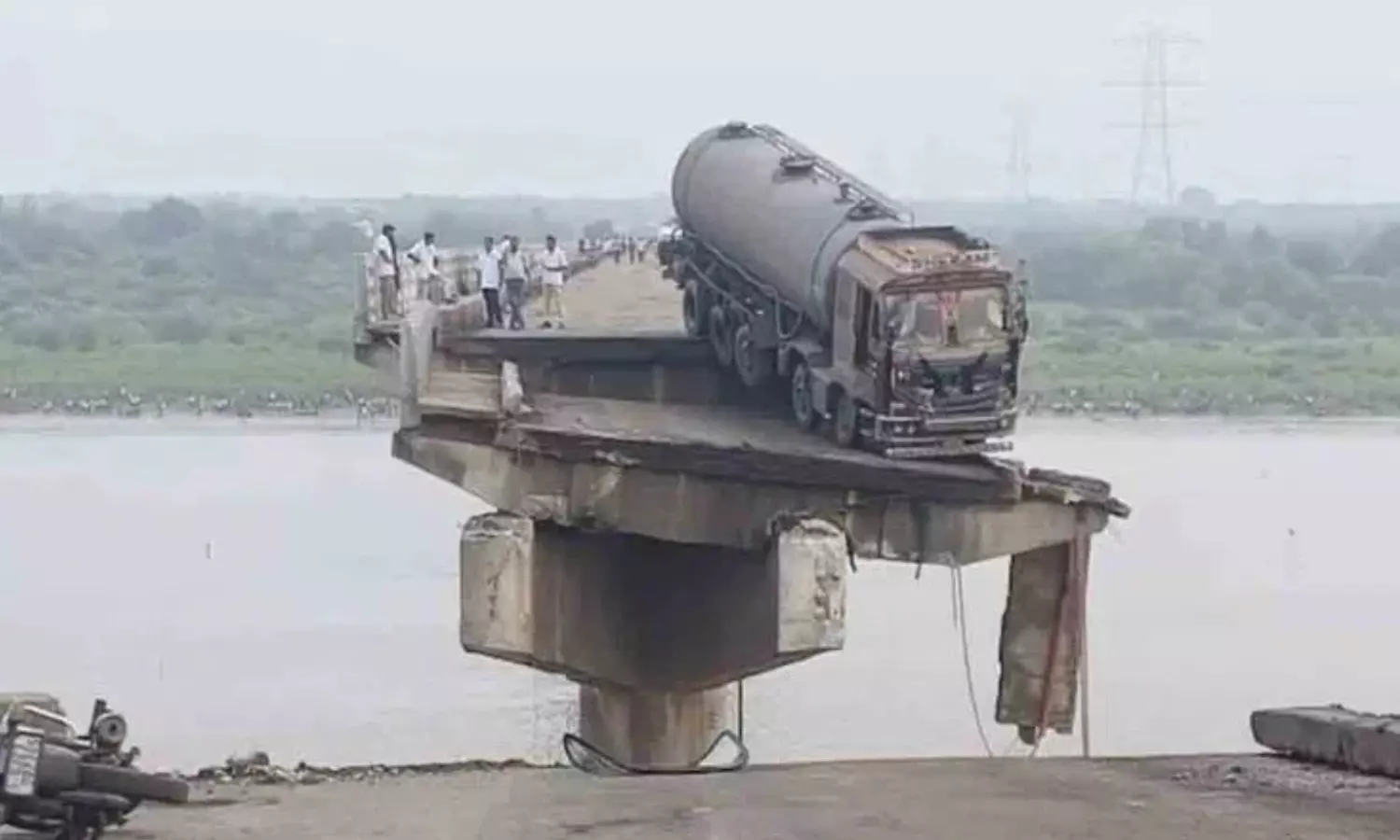 nine people killed,  bridge, collapse, gujarat
