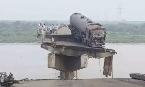 nine people killed,  bridge, collapse, gujarat