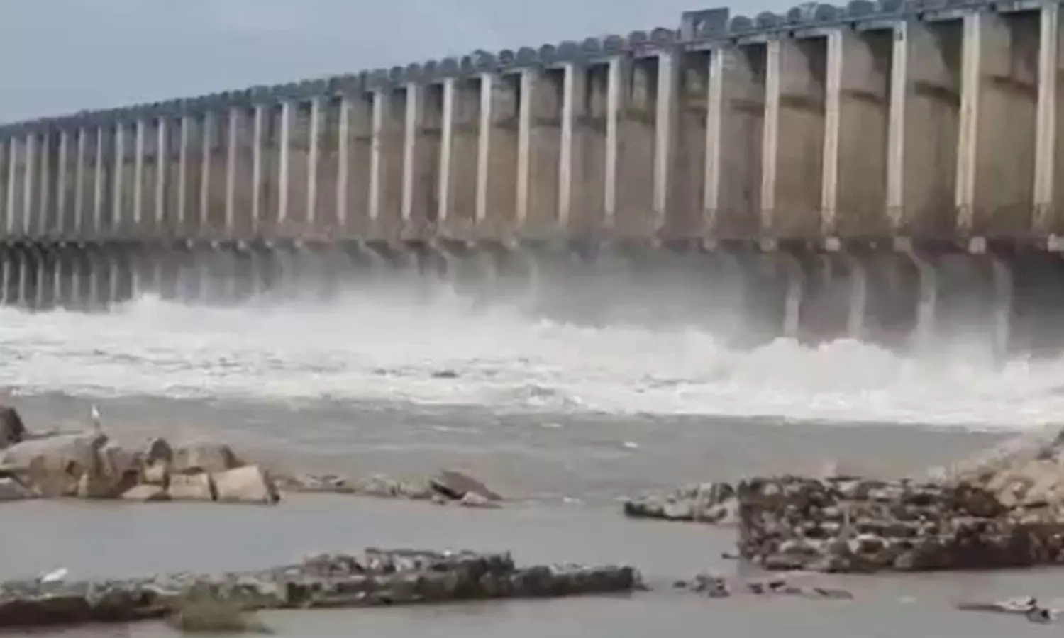 floodwater,  receive, continues, jurala project