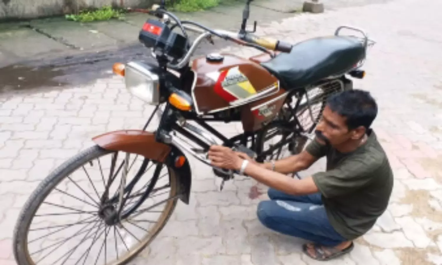 కొడుకు కోసం.. సైకిల్​ను బైక్‌లా మార్చిన తండ్రి
