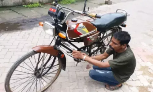 కొడుకు కోసం.. సైకిల్​ను బైక్‌లా మార్చిన తండ్రి