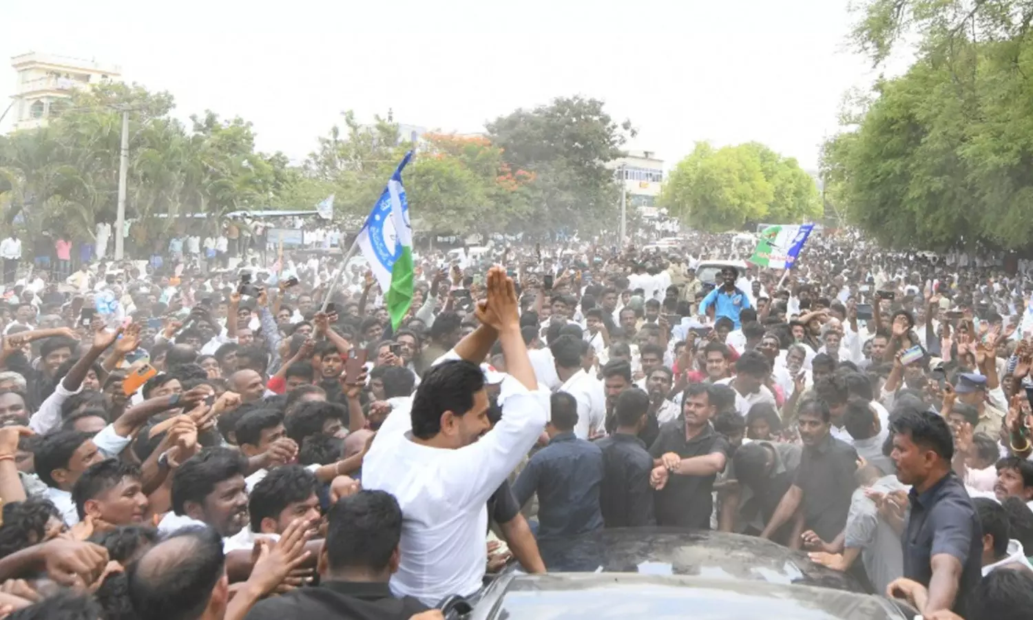 ysrcp chief ys jagan, will visit east godavari district , on the 25th of this month, will meet party mp midhun reddy