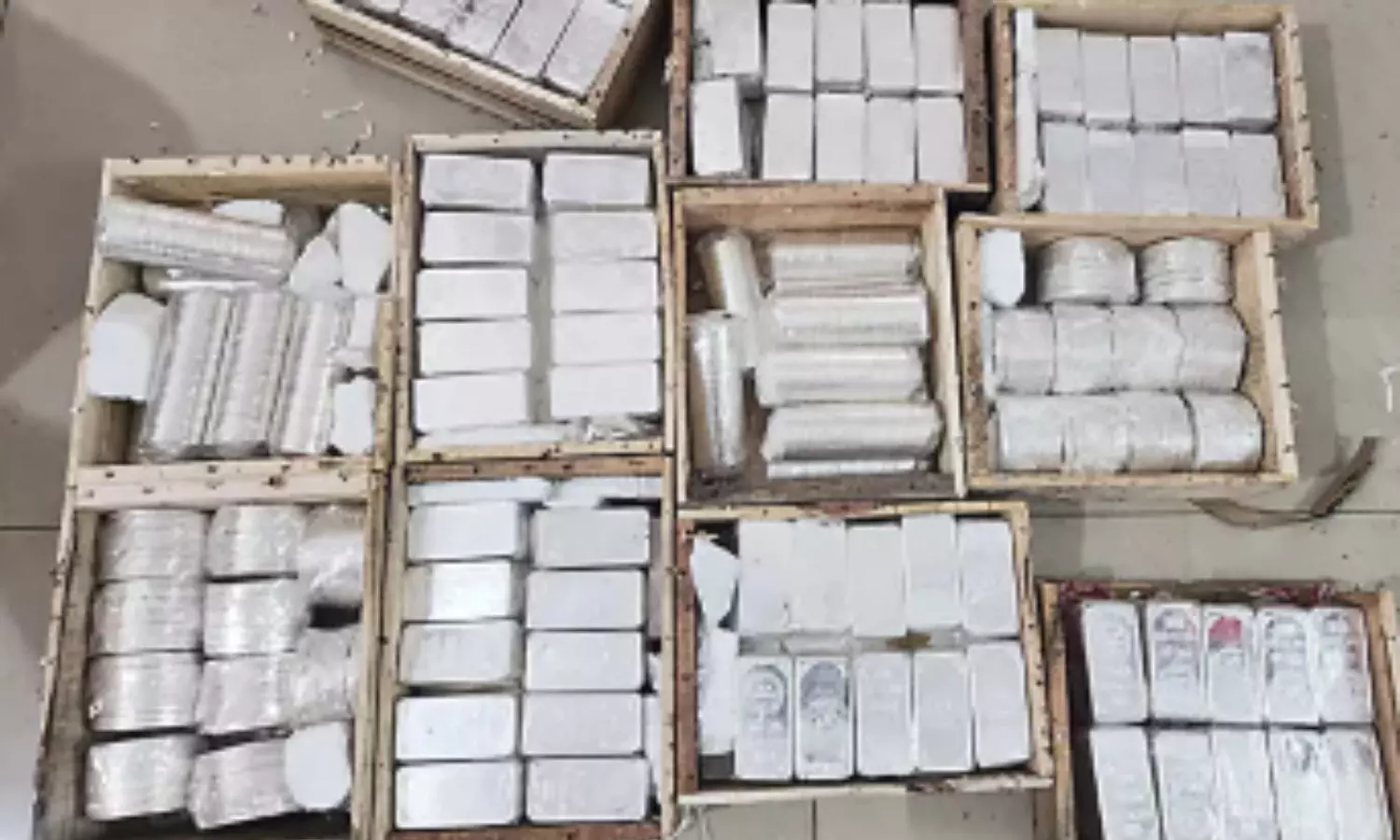 కారులో వెండి బిస్కెట్లు.. ఎక్కడ దాచారంటే?