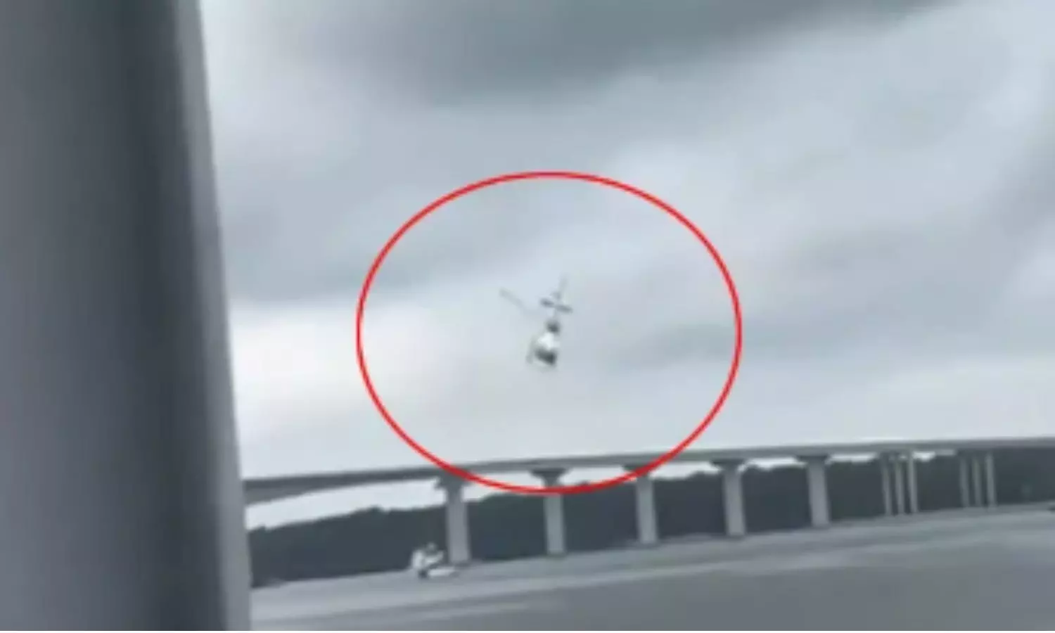 నదిలో కూలిపోయిన పోలీసుల హెలికాప్టర్