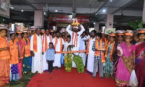 devotees, flocking, indrakiladri, vijayawada