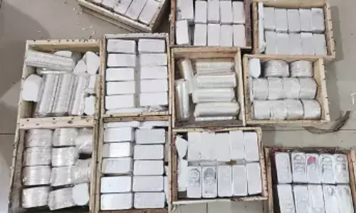 కారులో వెండి బిస్కెట్లు.. ఎక్కడ దాచారంటే?