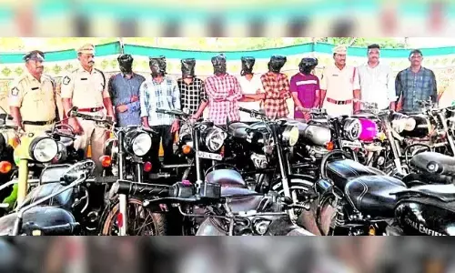 బీటెక్ చదువుతూ బుల్లెట్ బైక్స్ ను కొట్టేస్తూ!!