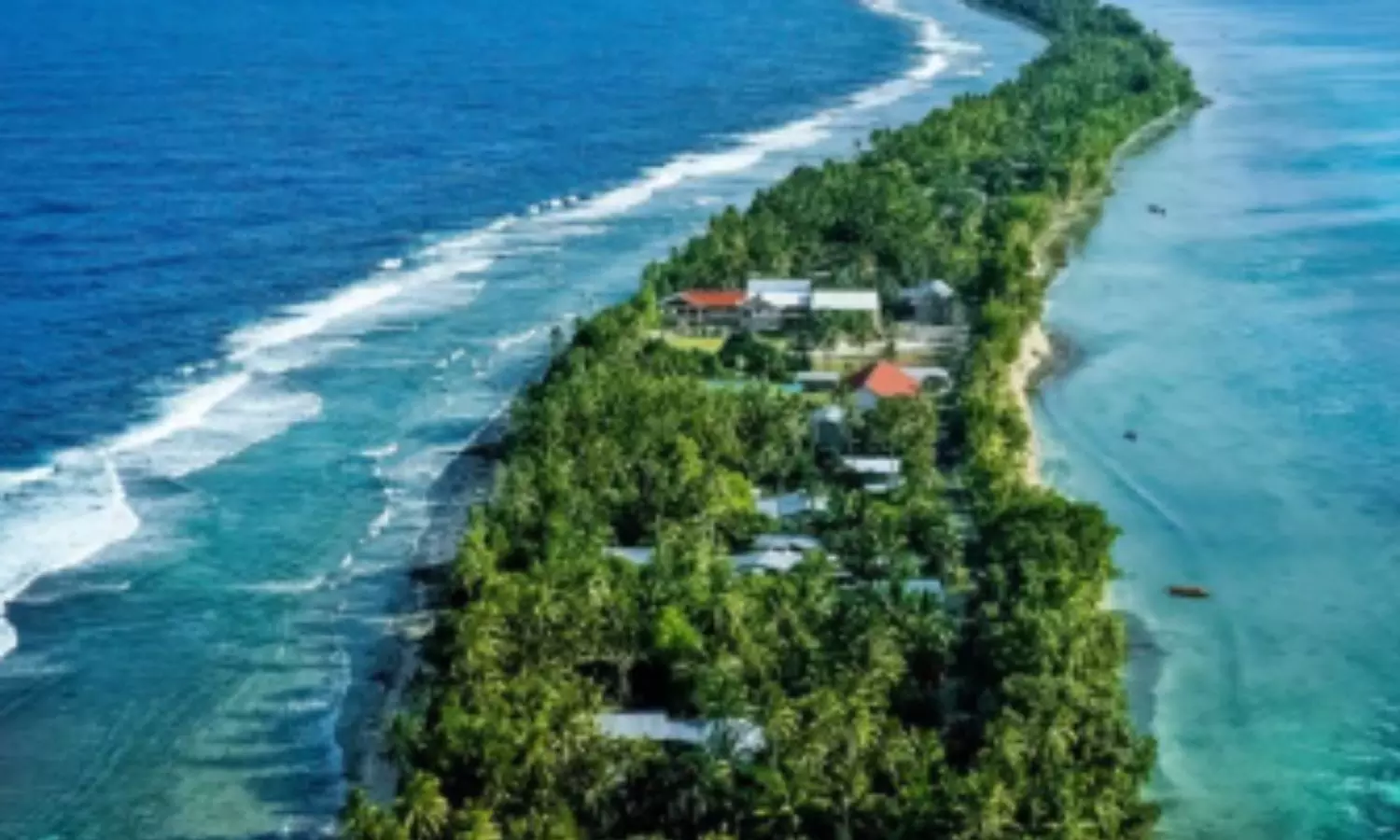 సముద్రం ఆ దేశాన్ని తినేస్తోంది