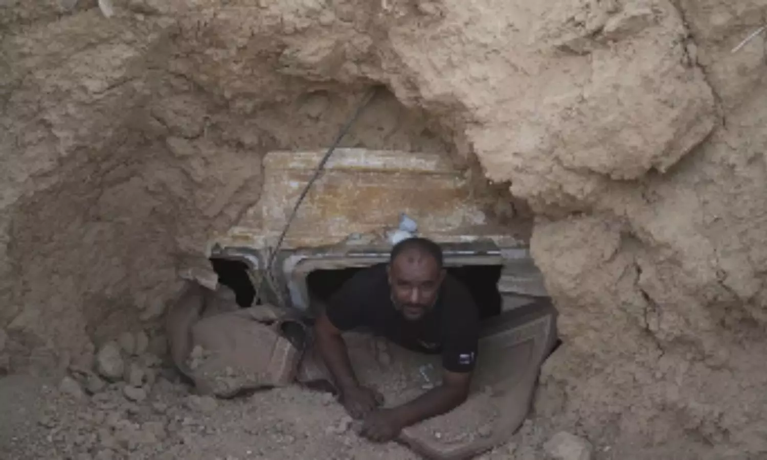 తండ్రి అంటే అంతే మరి.. బస్సునే బంకర్ గా మార్చి