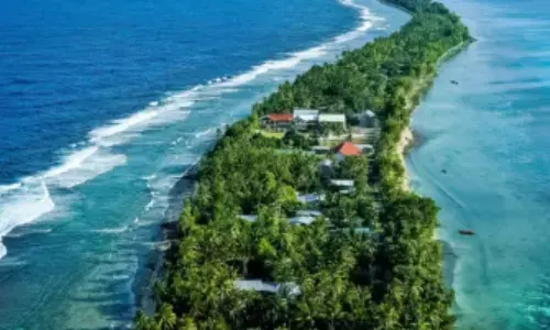 సముద్రం ఆ దేశాన్ని తినేస్తోంది