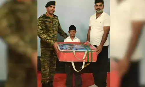 సాయం చేసిన బాలుడిని చదివించనున్న భారత ఆర్మీ