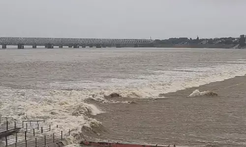 flood water, 25 gates lifted, prakasam barrage, vijayawada