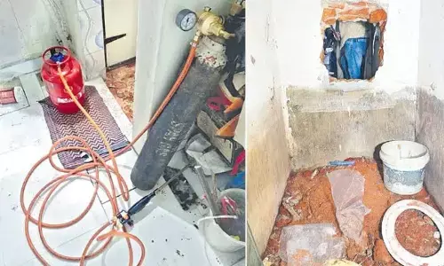 బాత్ రూమ్ నుండి బంగారం దుకాణంలోకి