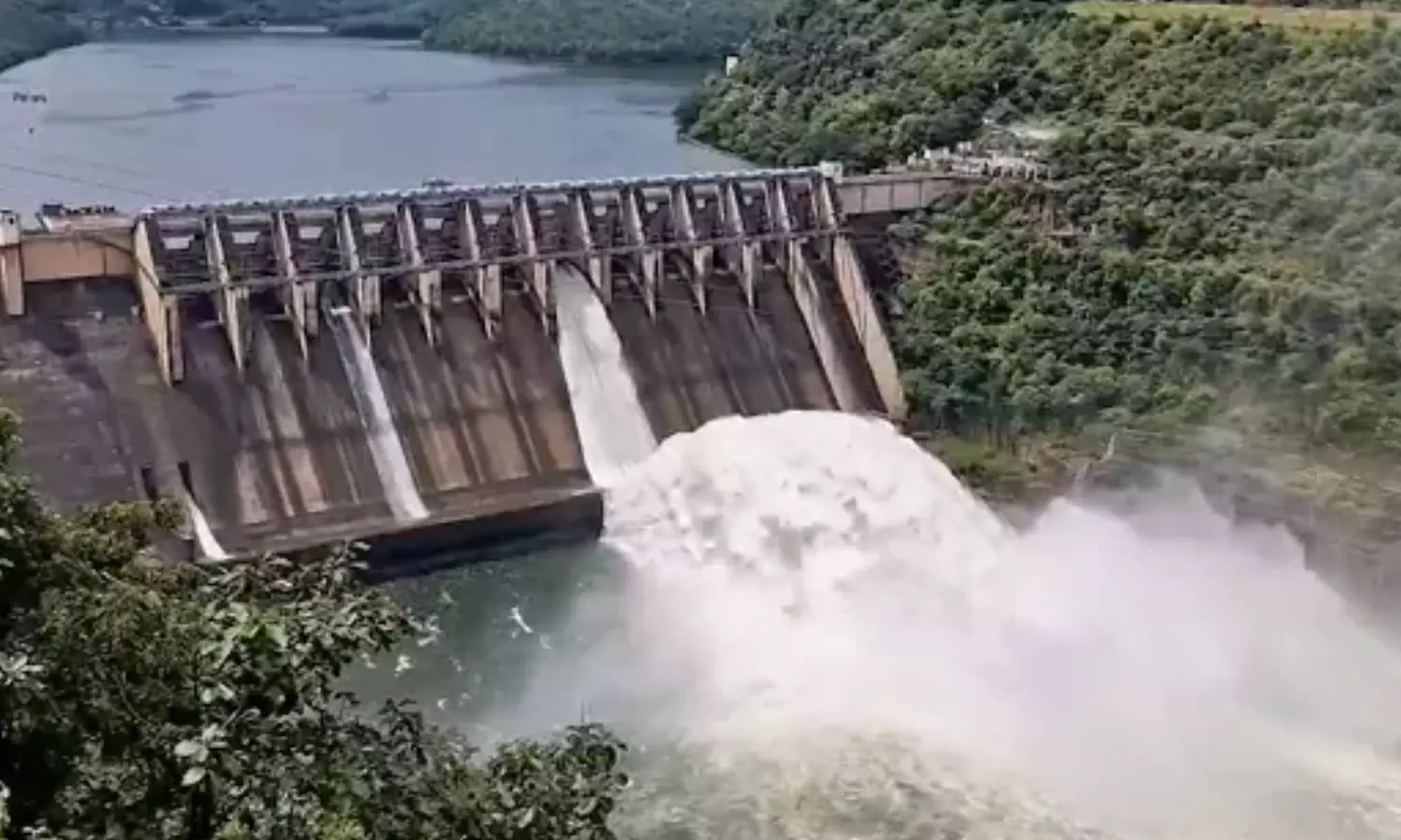 flood flow, continues,  upstream, nagarjuna sagar project