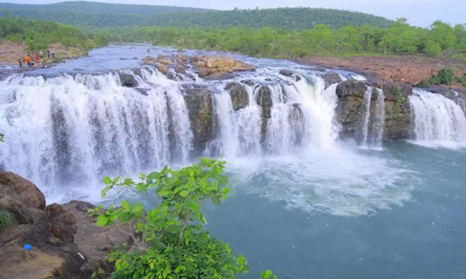 ములుగు జిల్లాలో జలపాతాల వద్ద సందడే సందడి