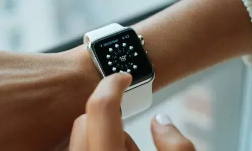 కూలిన విమానం.. ఆచూకీ చెప్పిన స్మార్ట్ వాచ్