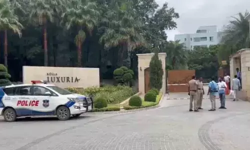 padi kaushik reddy,  brs mlc,  residence, police