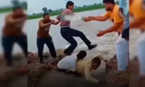 మానవ వంతెనగా మారిన యువకులు.. హ్యాట్సాఫ్