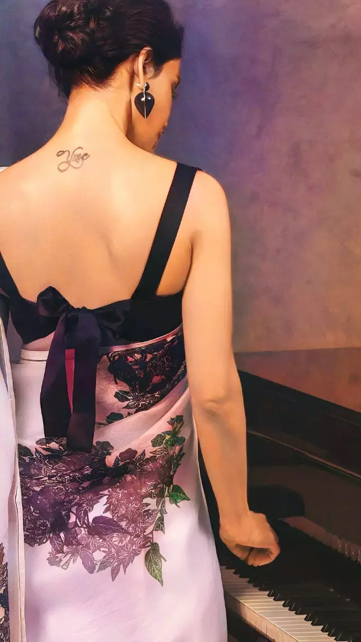 పియానో ముందు సమంత సొగసులు పియానో ముందు సమంత సొగసులు