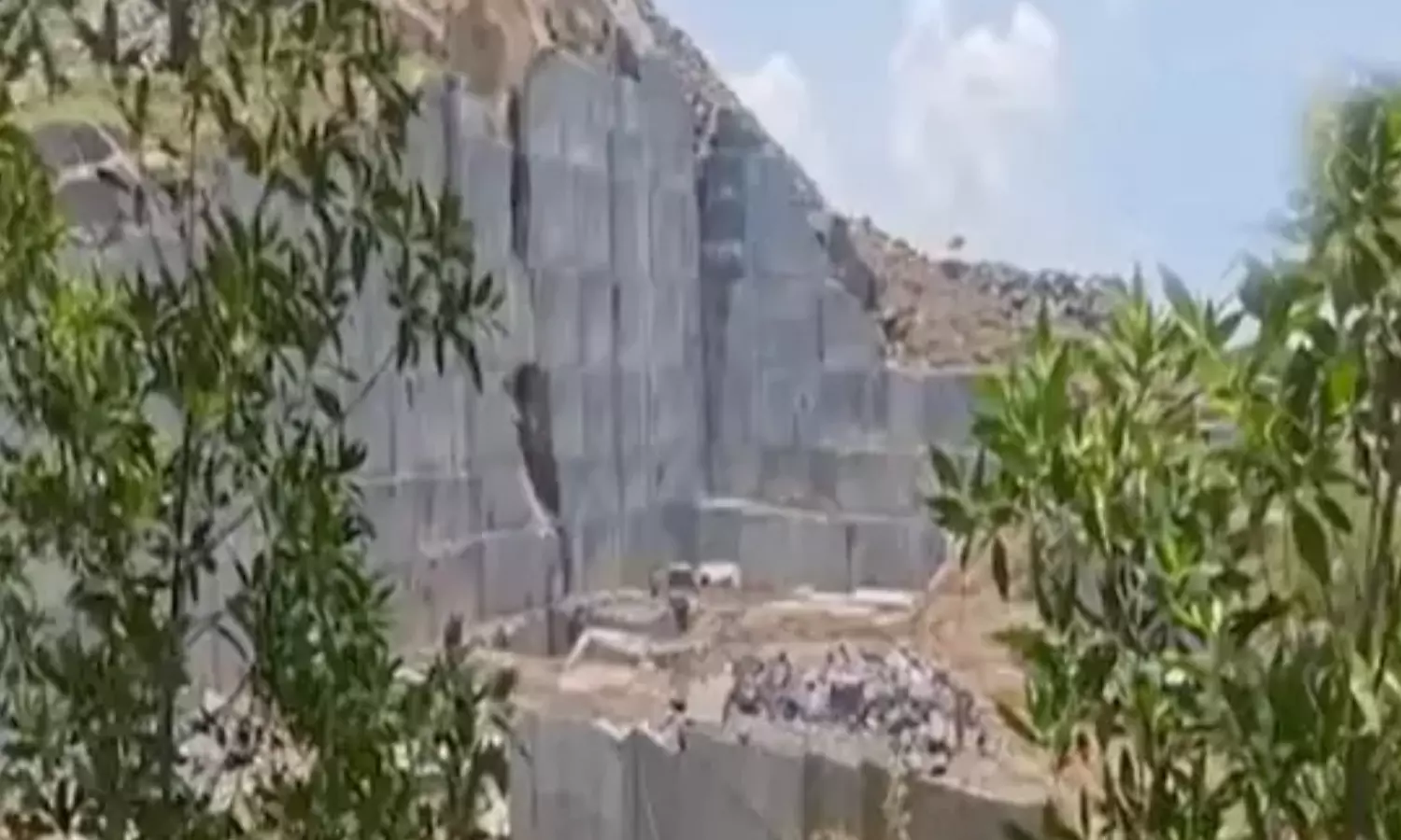 major accident, six workers died, quarry accident, ballikurava in bapatla district