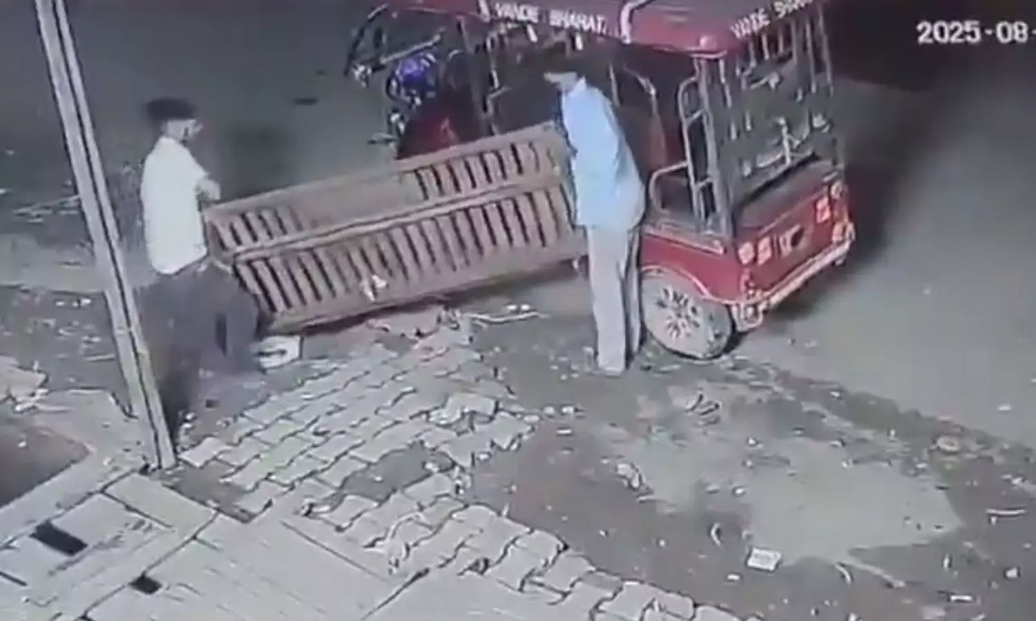 కాదేదీ దొంగతనానికి అనర్హం.. డ్రైనేజి మీదున్నా