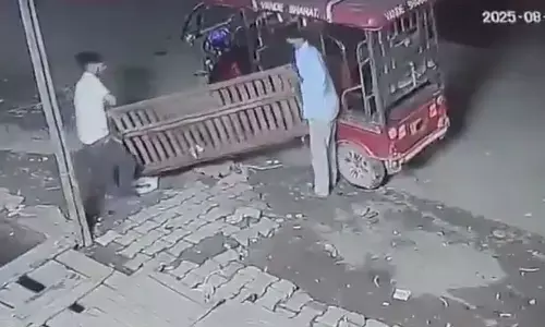 కాదేదీ దొంగతనానికి అనర్హం.. డ్రైనేజి మీదున్నా