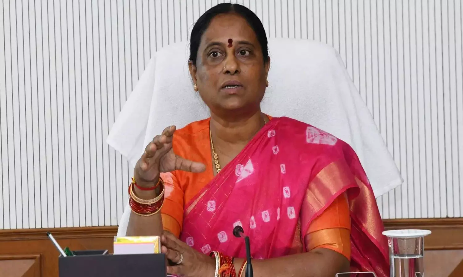 కవిత ధర్నా పెద్ద జోక్.. ఆర్ కృష్ణయ్య గొంతు మూగపోయింది : మంత్రి కొండా సురేఖ