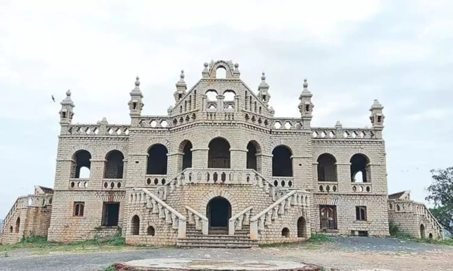 అరుంధతి కోట పట్టించునేది ఎవరు?