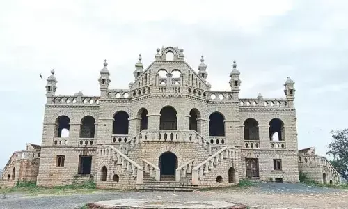 అరుంధతి కోట పట్టించునేది ఎవరు?