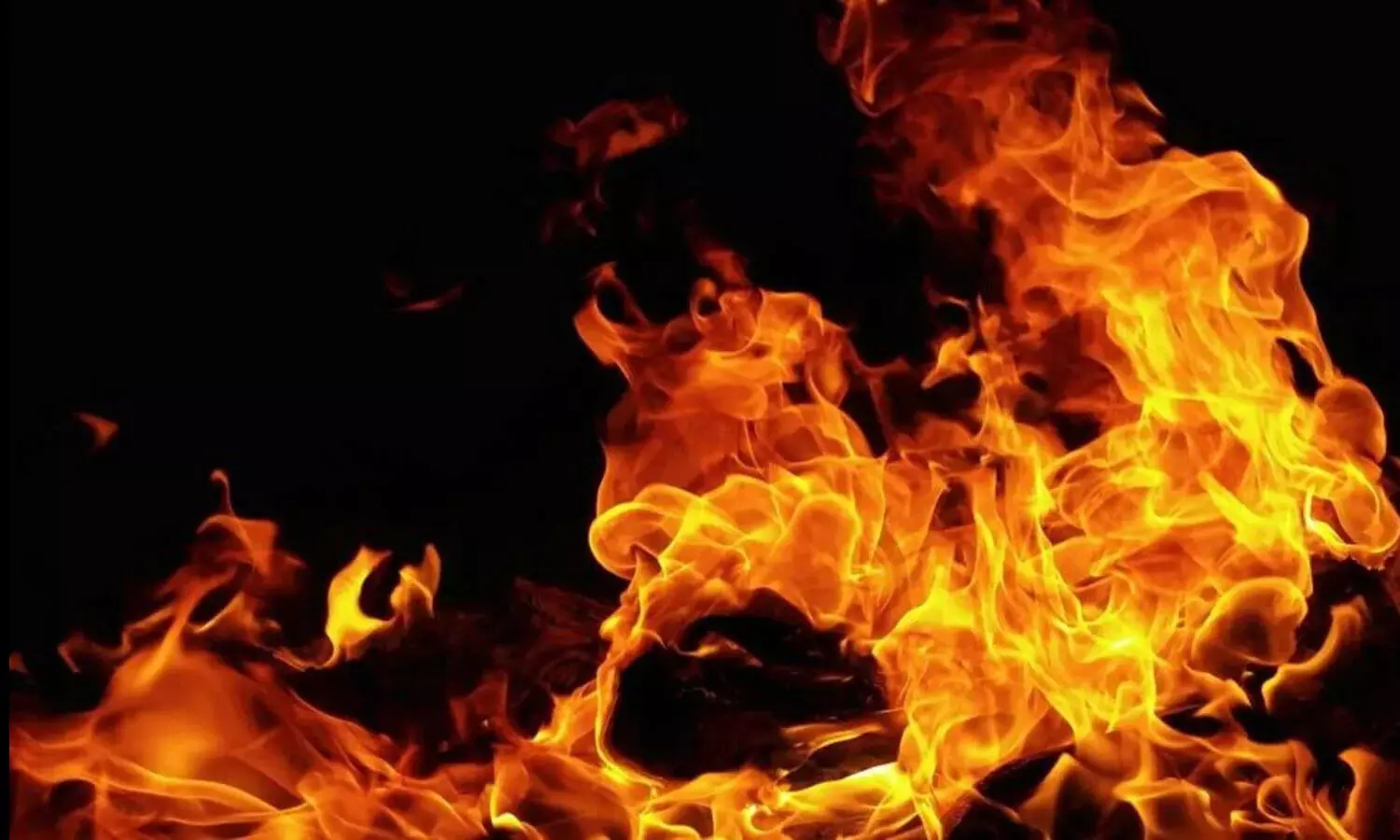 మంట‌ల్లో అత్తాకోడ‌ళ్లు స‌జీవ ద‌హ‌నం.. కార‌ణం క‌ల‌హాలే