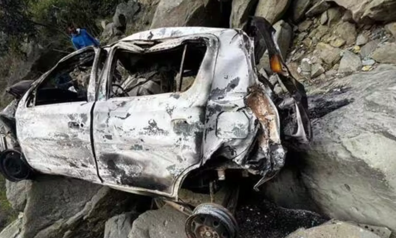 road accident, six people died, car fell into a gorge,  himachal pradesh