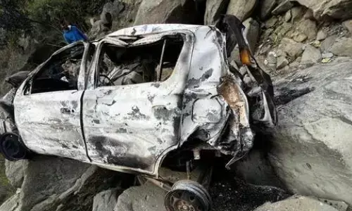 road accident, six people died, car fell into a gorge,  himachal pradesh